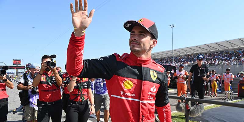 Leclerc gana la pole en Francia con estrategia de rebufos, aprovechando la penalización de Sainz