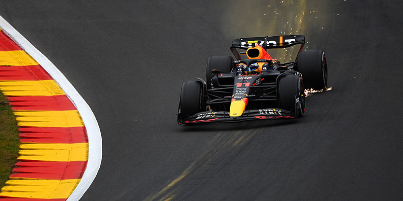 Sainz y ‘Checo’ en primera fila tras penalización a Verstappen en Bélgica