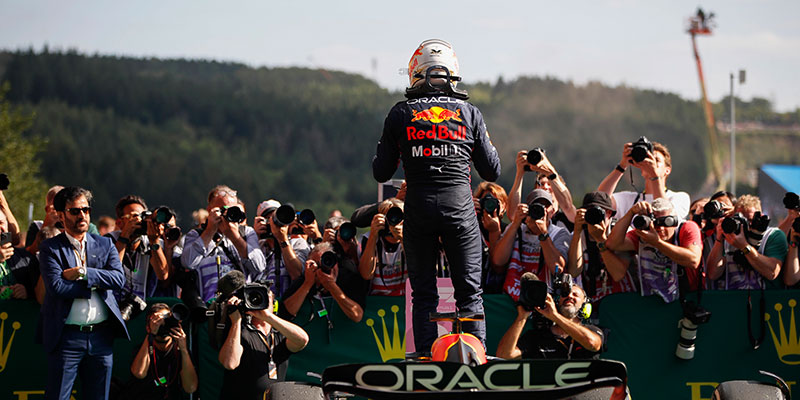 Verstappen vuela, remonta y gana en Bélgica