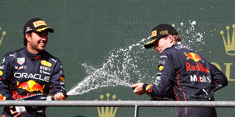 Verstappen vuela, remonta y gana en Bélgica
