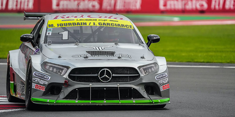 Michel Jourdain mantiene el control de  la Freightliner Legends Cup por Fibra UNO