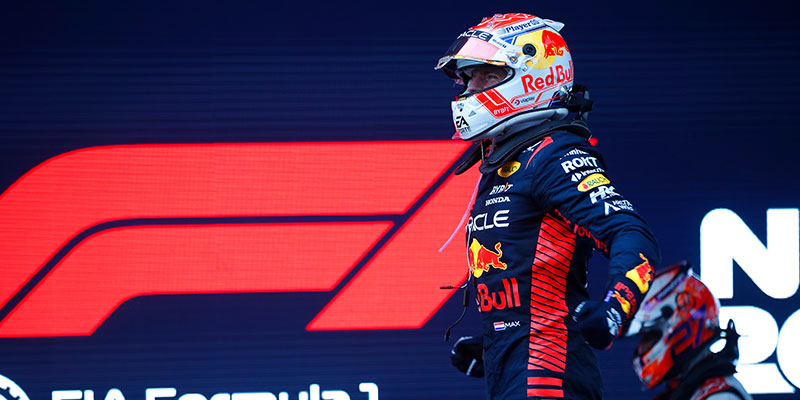 Victoria de Verstappen, seguido por los Mercedes.