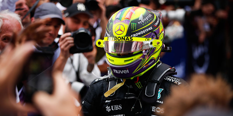 Victoria de Verstappen, seguido por los Mercedes.