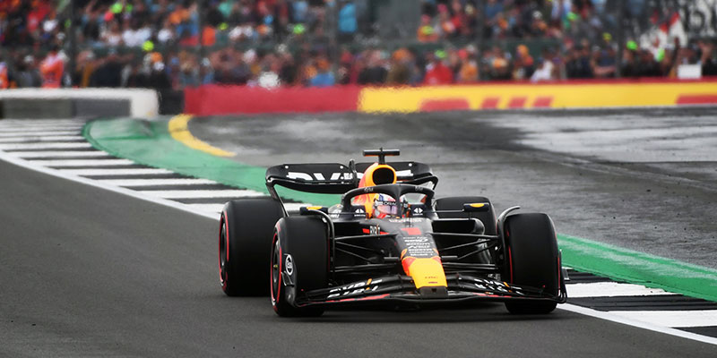Verstappen logra la pole en Silverstone seguido por los McLaren